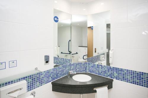 Foto del baño de Holiday Inn Express Antrim, an IHG Hotel