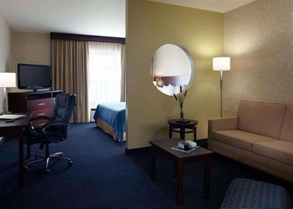 Foto de una habitación de Hotel Quality Inn &amp;amp; Suites