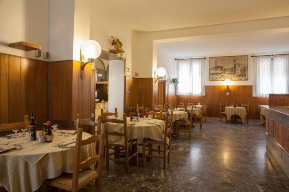 Foto de restauración de AUTO PARK Hotel