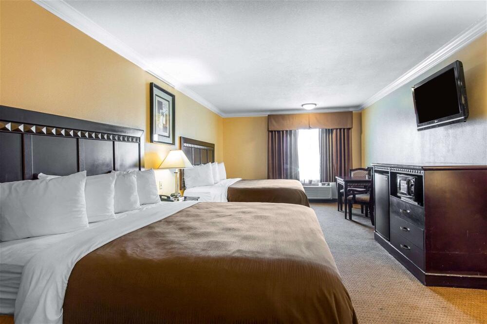 Foto de una habitación de Hotel Quality Inn &amp;amp; Suites Bell Gardens-Los Angeles
