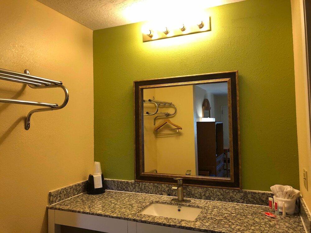 Foto del baño de Motel Econo Lodge West - Coors Blvd