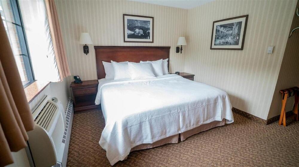 Photo – The Holland Hotel
