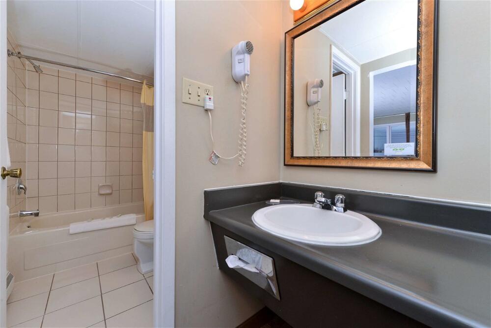Foto del baño de Motel Canadas Best Value Inn St. Catharines
