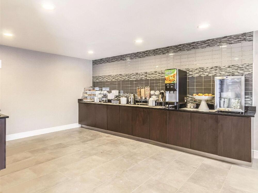 Foto de restauración de Hotel La Quinta by Wyndham Cleveland - Airport North