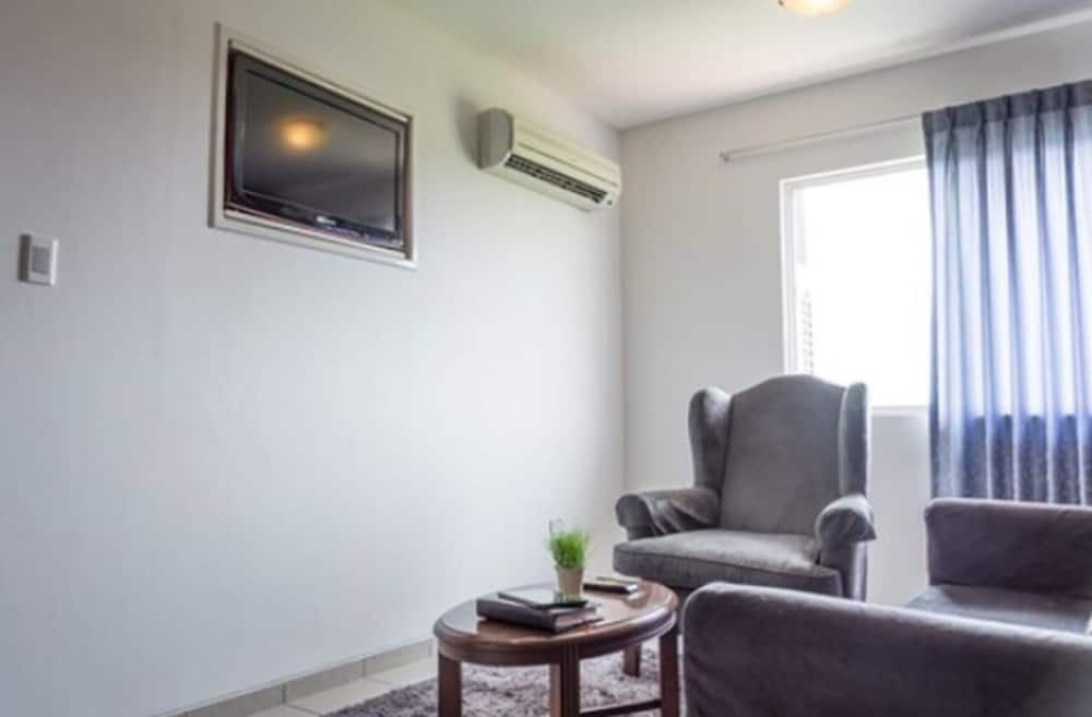 Foto de una habitación de Aparthotel Terranova Suites