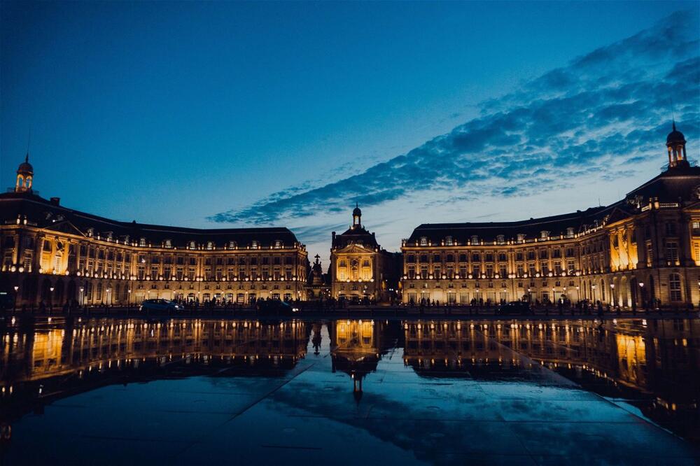 Foto del exterior de The Originals City Hôtel Bordeaux Porte du Bassin