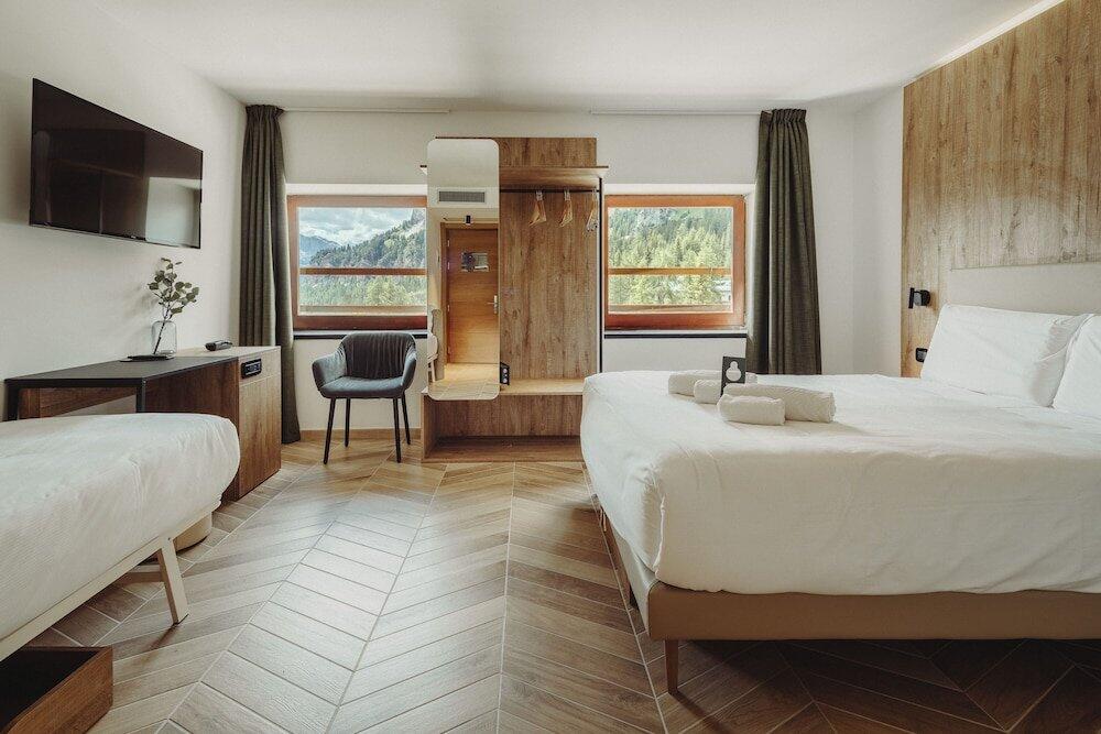 Foto de una habitación de B&amp;amp;B Hotel Passo Tre Croci Cortina