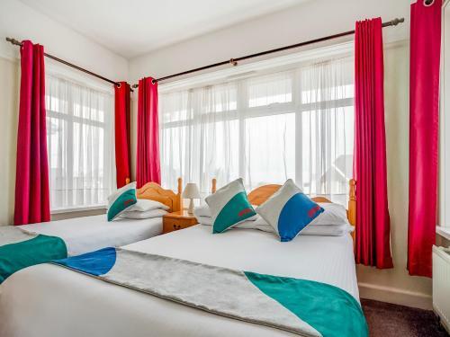 Room – OYO Godolphin Arms Hotel