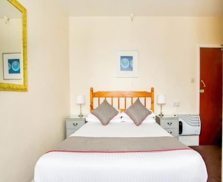 Room – OYO Godolphin Arms Hotel