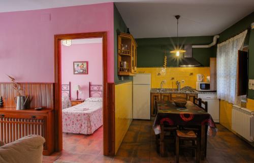 Foto de una habitación de Casa Rural Casas Rurales Acebuche,para nuestros clientes PISCINA CLIMATIZADA TERMAL BALNEARIO EL SALUGRAL A 12 KILÓMETROS, 5 EUROS POR PERSONA