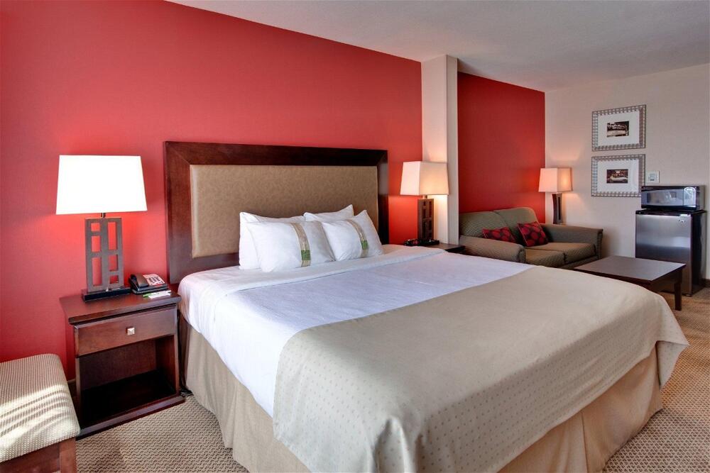 Foto de una habitación de Hotel Holiday Inn &amp;amp; Suites Bakersfield