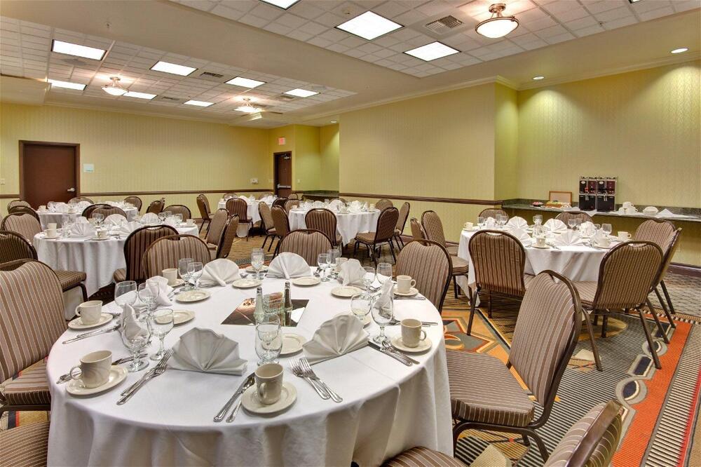 Foto de los servicios de Hotel Holiday Inn &amp;amp; Suites Bakersfield