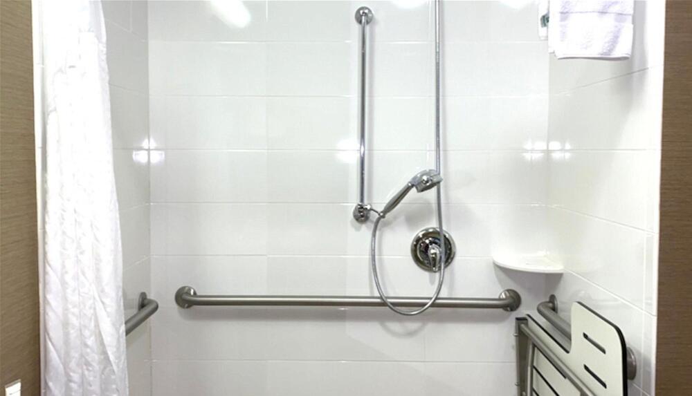 Foto de una habitación de Hotel Holiday Inn &amp;amp; Suites Bakersfield