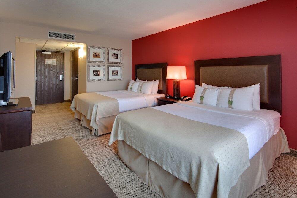 Foto de una habitación de Hotel Holiday Inn &amp;amp; Suites Bakersfield