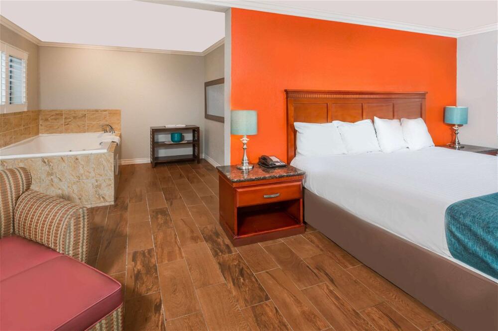 Foto de una habitación de Casa Blanca Hotel &amp;amp; Suites Orange