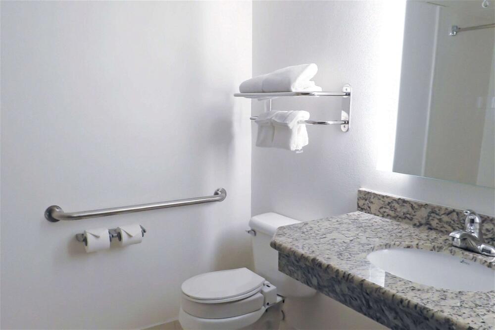 Foto del baño de Hotel Quality Inn &amp;amp; Suites Everett