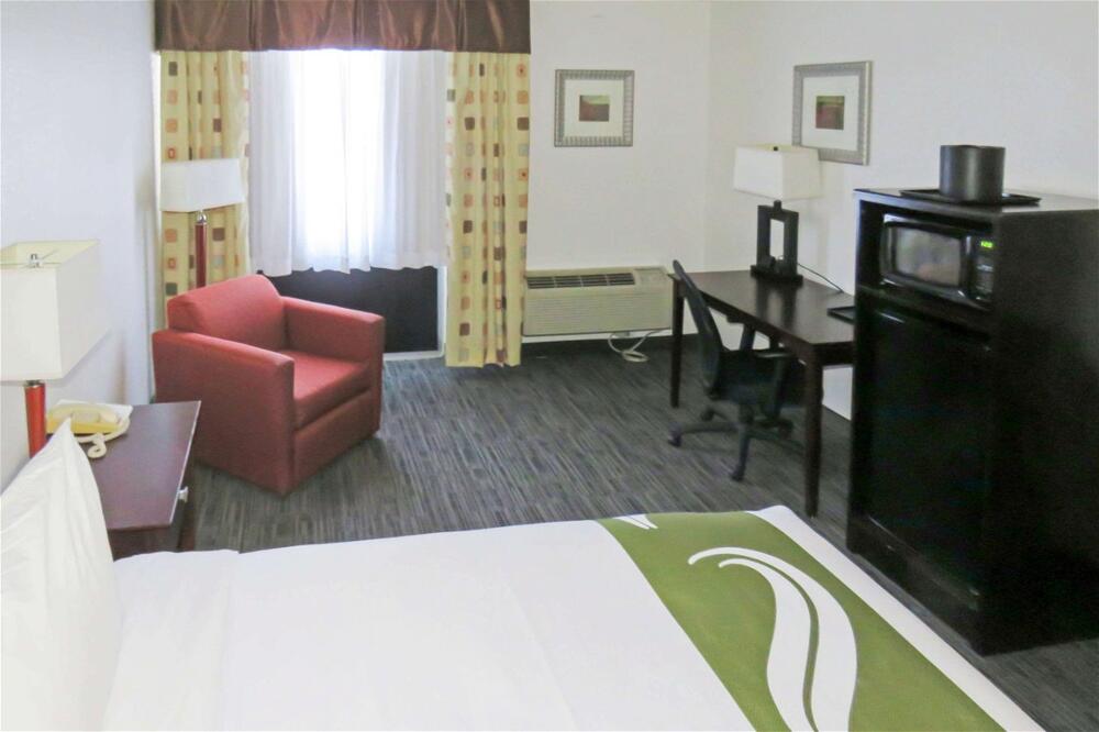 Foto de una habitación de Hotel Quality Inn &amp;amp; Suites Everett