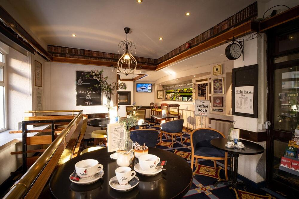 Foto de restauración de Ashley Hotel