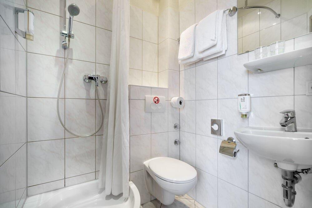 Bathroom – Novum Hotel Continental Hamburg Hauptbahnhof