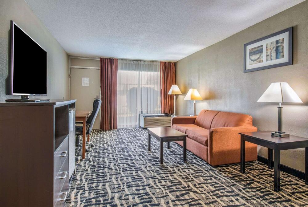 Foto de una habitación de Hotel Quality Inn &amp;amp; Suites