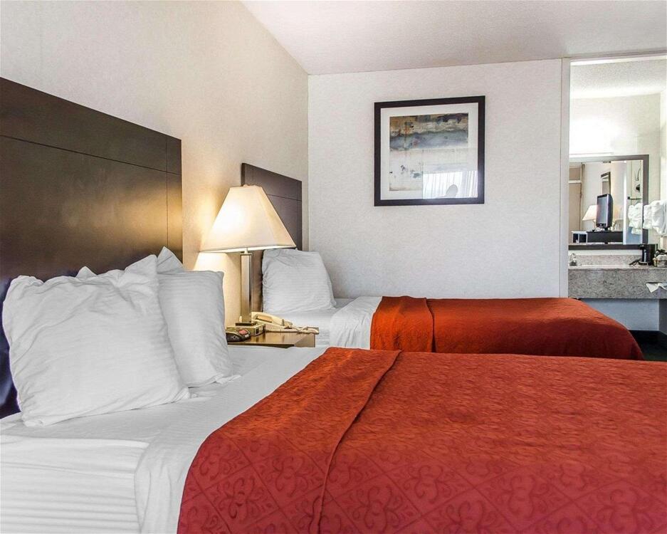 Foto de una habitación de Hotel Quality Inn &amp;amp; Suites