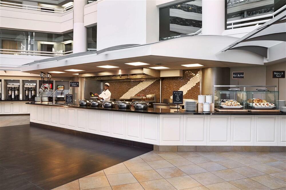 Foto de restauración de Hotel Embassy Suites Washington D.C. - at the Chevy Chase Pavilion