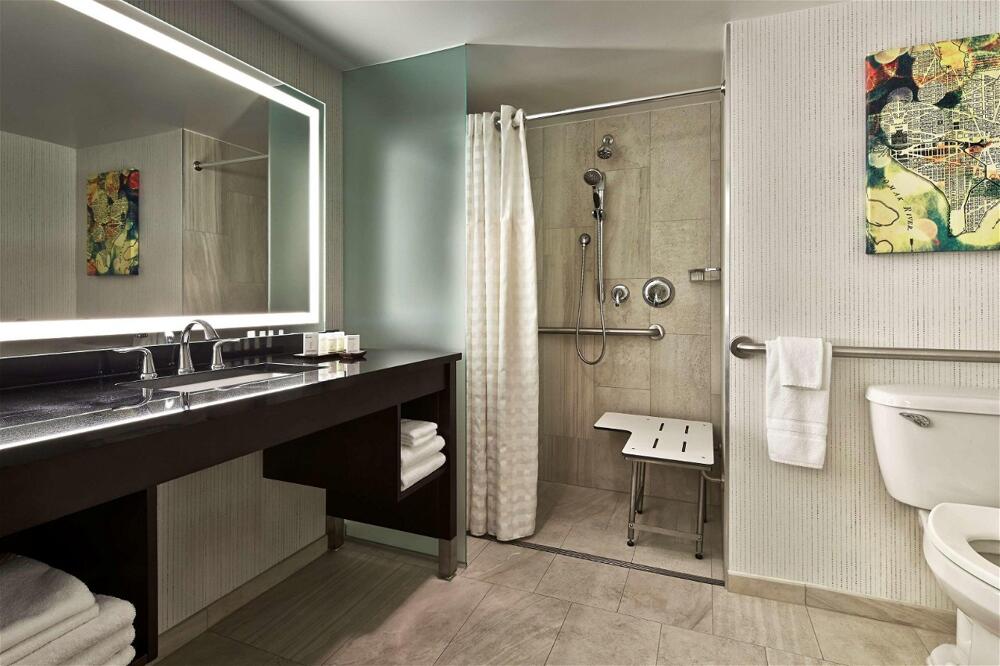 Foto del baño de Hotel Embassy Suites Washington D.C. - at the Chevy Chase Pavilion