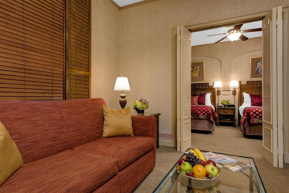 Foto de una habitación de Casablanca Hotel by Library Hotel Collection