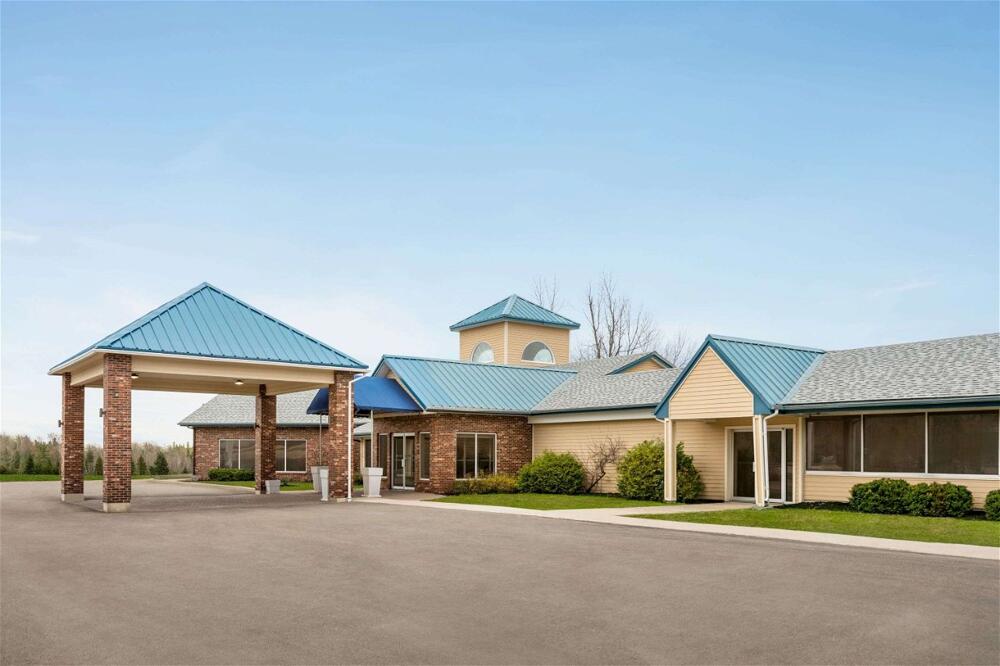 Foto del exterior de Hotel Days Inn &amp;amp; Suites by Wyndham Moncton