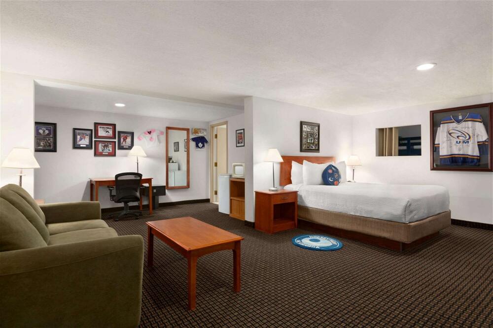 Foto de una habitación de Hotel Days Inn &amp;amp; Suites by Wyndham Moncton