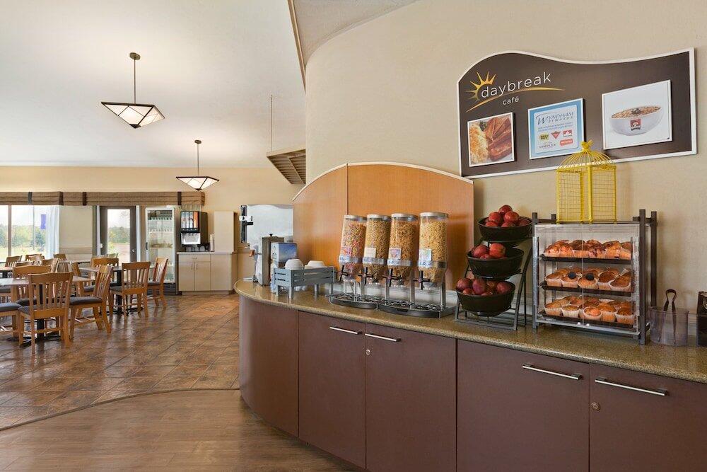 Foto de restauración de Hotel Days Inn &amp;amp; Suites by Wyndham Moncton