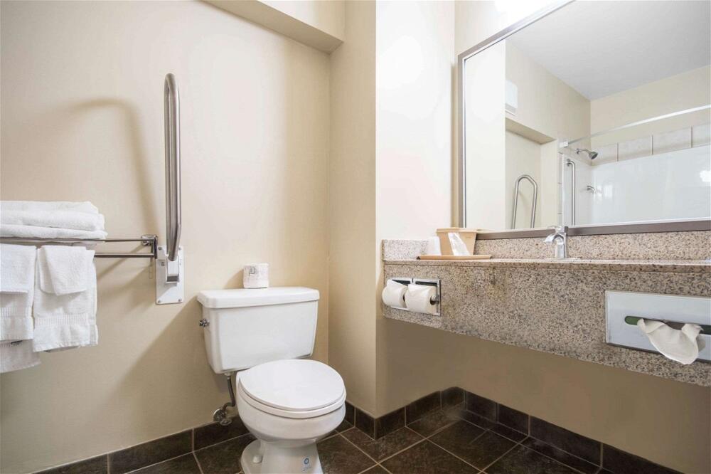 Foto de una habitación de Hotel Comfort Inn &amp;amp; Suites