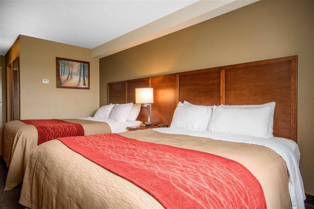 Foto de una habitación de Hotel Comfort Inn &amp;amp; Suites