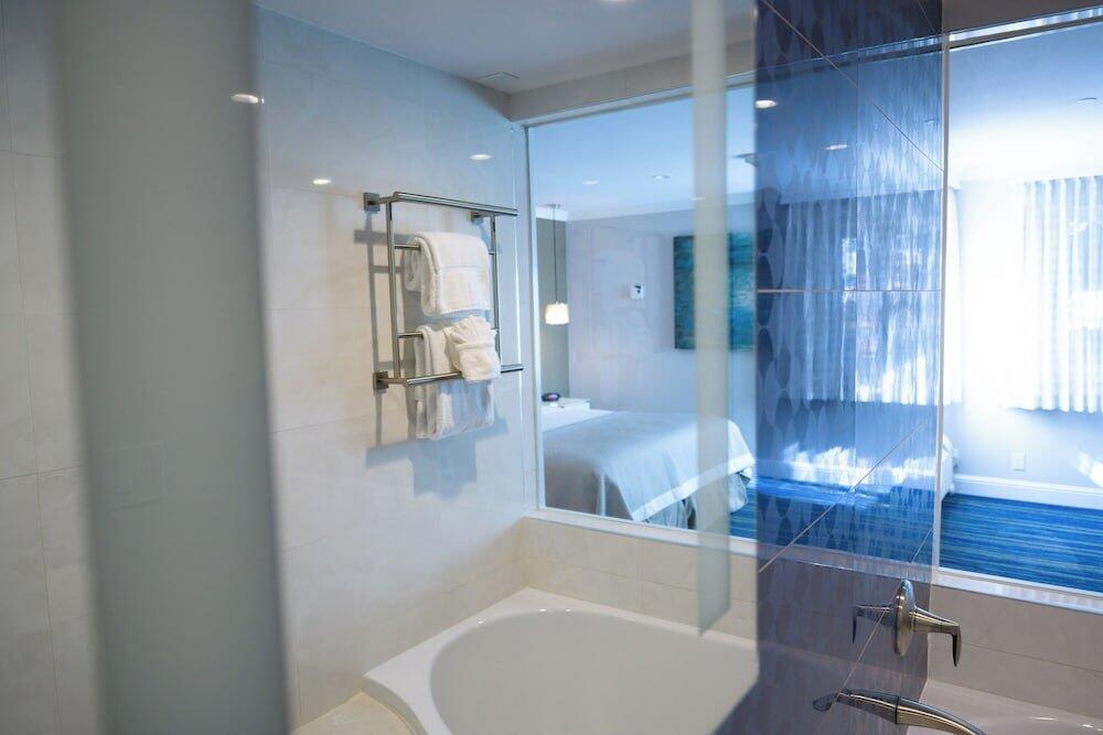 Bathroom – Woodcrest Hotel