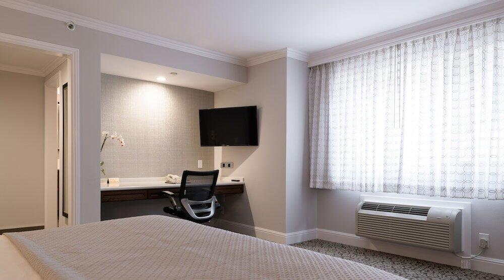Room – Woodcrest Hotel