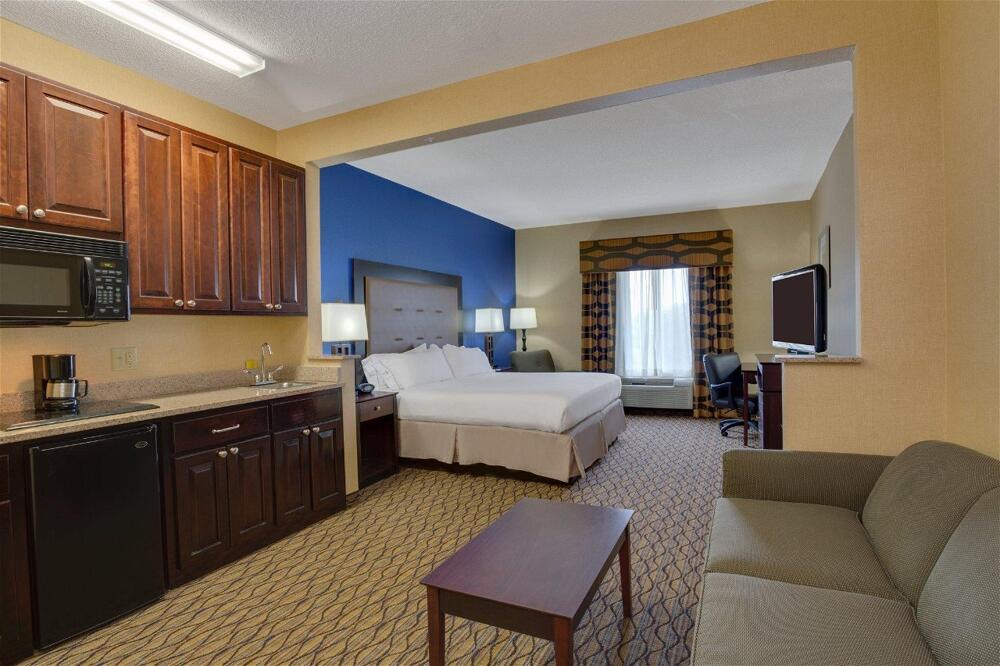 Foto de una habitación de Holiday Inn Express Tower Center New Brunswick, an IHG Hotel