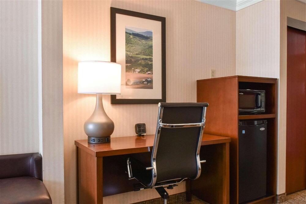 Foto de una habitación de Hotel Comfort Suites Downtown Carlisle