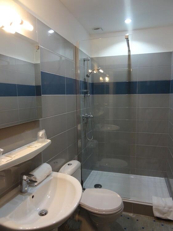 Foto del baño de Hotel De France