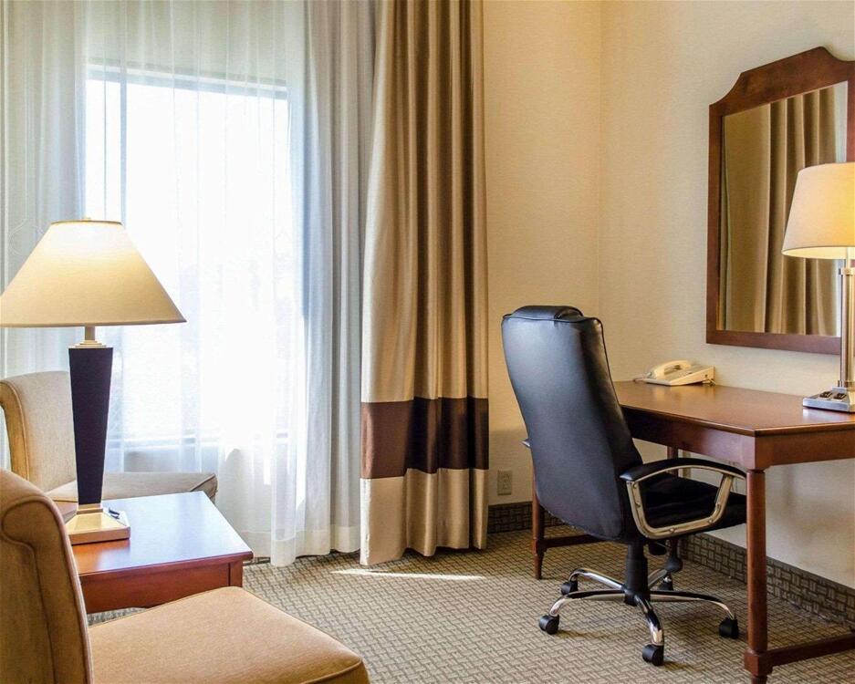 Foto de una habitación de Hotel Comfort Inn &amp;amp; Suites