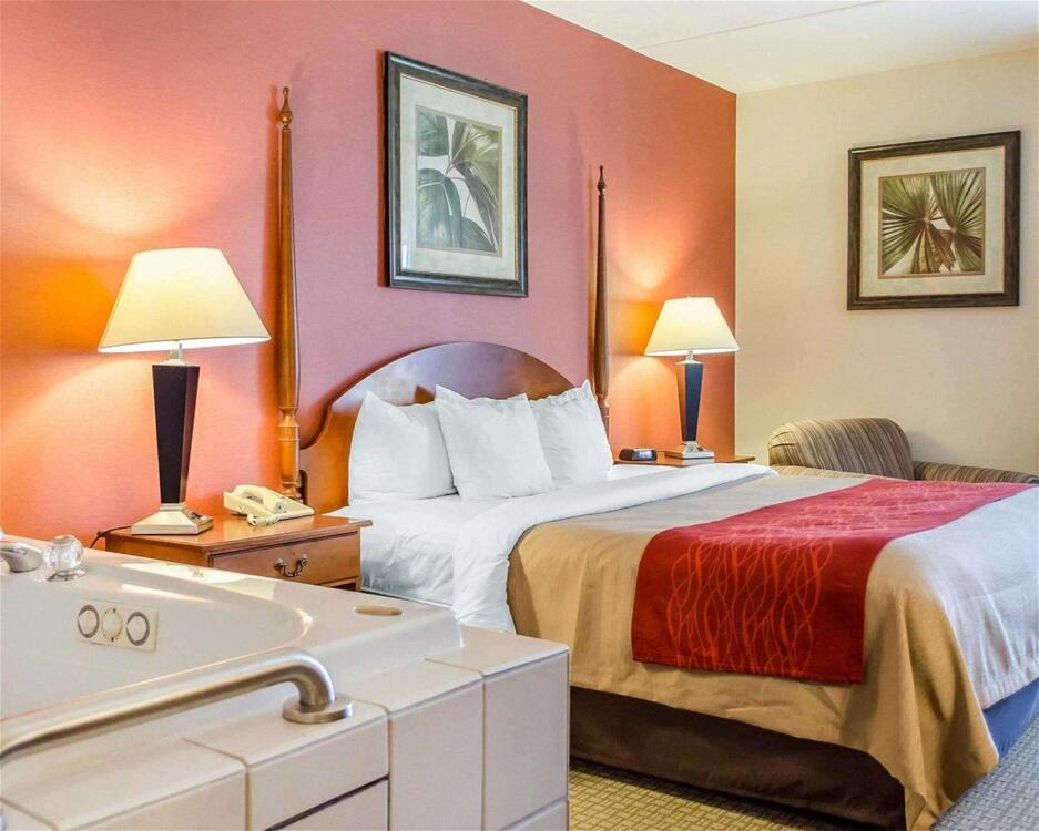 Foto de una habitación de Hotel Comfort Inn &amp;amp; Suites