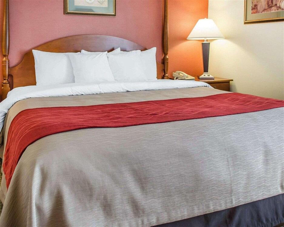 Foto de una habitación de Hotel Comfort Inn &amp;amp; Suites