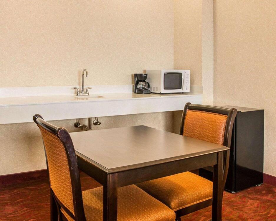 Foto de una habitación de Hotel Quality Inn &amp;amp; Suites
