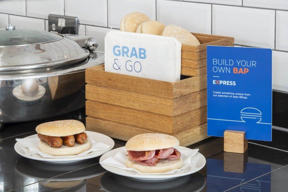 Foto de restauración de Holiday Inn Express York, an IHG Hotel
