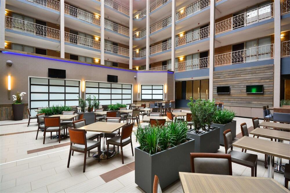Foto de restauración de Hotel Embassy Suites by Hilton Denver Central Park
