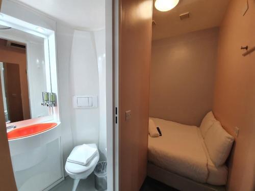 Foto del baño de easyHotel Victoria