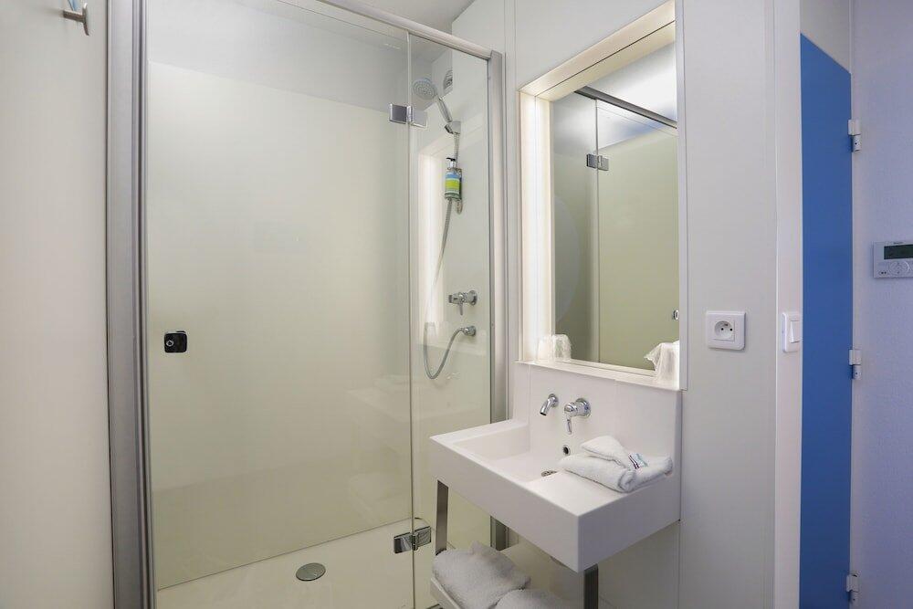Bathroom – First Inn Hotel Blois