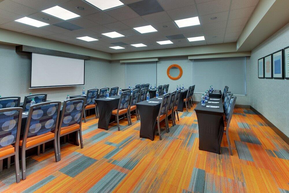 Foto general de Holiday Inn Express &amp;amp; Suites Atlanta Perimeter Mall Hotel, an IHG Hotel