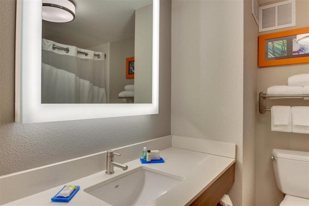 Foto del baño de Holiday Inn Express &amp;amp; Suites Atlanta Perimeter Mall Hotel, an IHG Hotel