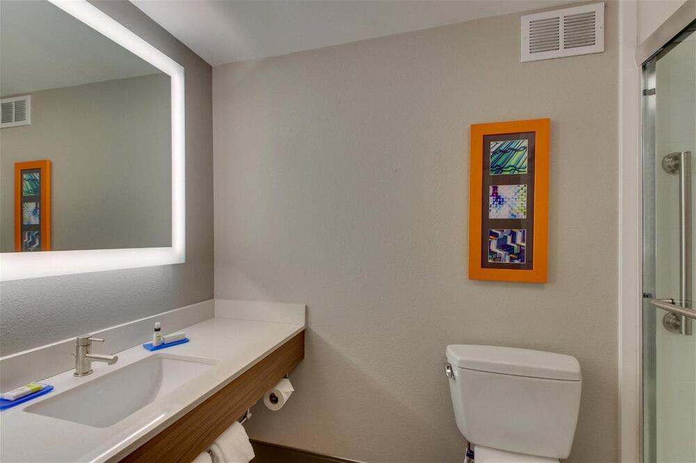 Foto del baño de Holiday Inn Express &amp;amp; Suites Atlanta Perimeter Mall Hotel, an IHG Hotel