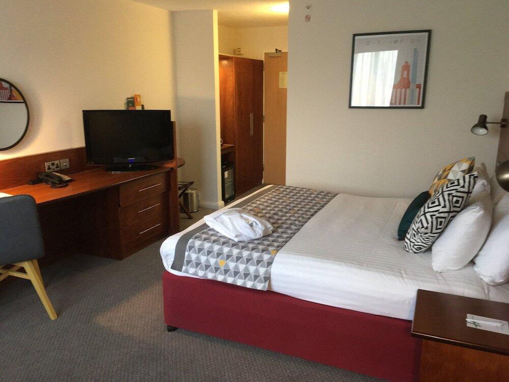 Foto de una habitación de Holiday Inn Northampton, an IHG Hotel
